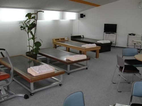 当社自信の岩盤温熱ベッドです。少しうつ伏せでおなかを温めると、グルグルとおなかが喜ぶ音が聞こえてきます。岩盤温熱療法の基本となるベッドです。 当社自信の岩盤温熱ベッドです。少しうつ伏せでおなかを温めると、グルグルとおなかが喜ぶ音が聞こえてきます。岩盤温熱療法の基本となるベッドです。